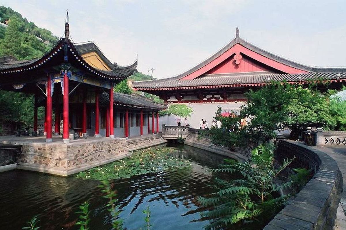 Photo. Huaqing Hot Springs is a scenic spot with charming and graceful scenes and natural hotspring.