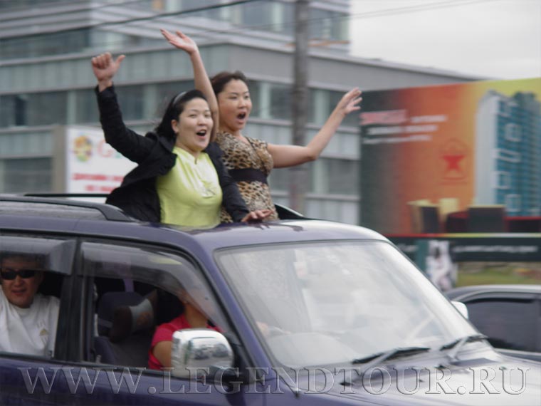 Фотография. Болельщики празднуют победы монгольских спортсменов на олимпиаде 2008 года.