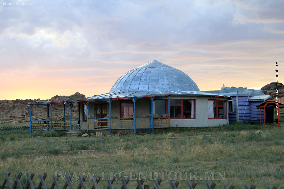 Фотография. Туристическая база Баян Булаг (Bayan Bulag tourist camp). Cкальный массив Бага Газрын Чулуу.