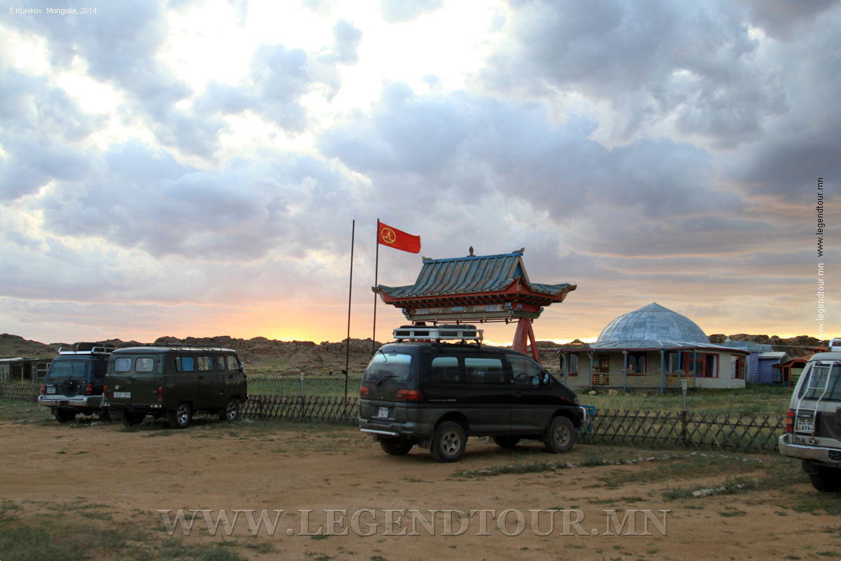 Фотография. Туристическая база Баян Булаг (Bayan Bulag tourist camp). Cкальный массив Бага Газрын Чулуу.