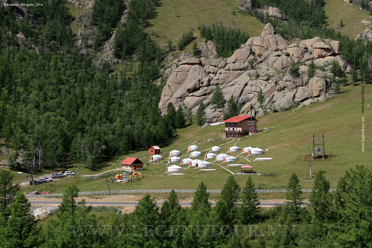 Вид на туристическую базу Heaven Envoy с вершины горы.