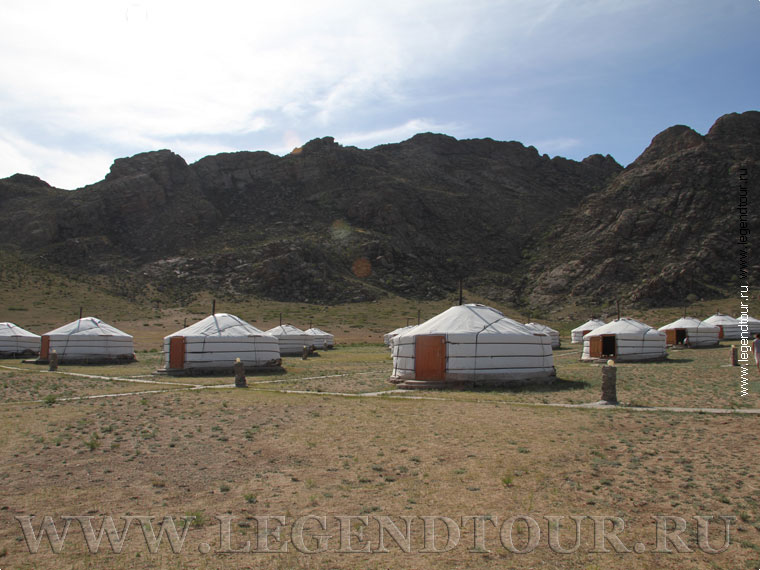 Фотография. Туристическая база Ханхар уул (Khankhar Uul resort). Песчаные дюны Элсэн Тасархай. Центральная Монголия.