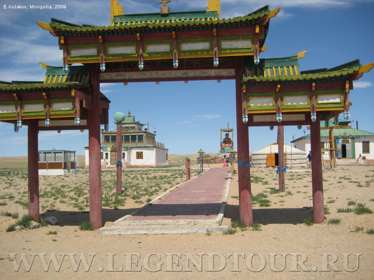 Фотография. Буддийский монастырь Хамарын хиид (Хамар). Сайншанд. Восточно-Гобийский аймак Монголии.