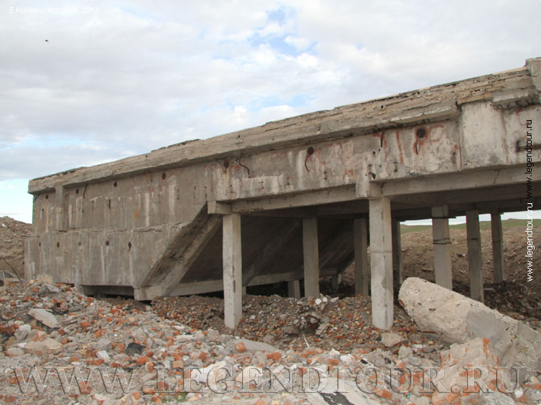 Развалины Советского военного городка в городе Сайшанда. Жилой городок Северный. 41 МСД. Фотография Е.Кулакова, 2013 год.