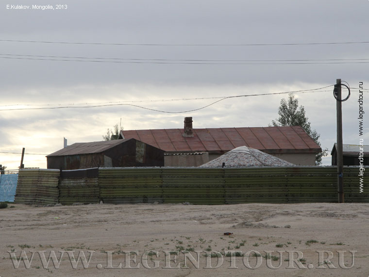 Фотография. Сайншанда. На окраинах города встречаются металлические заборы напоминающие о близости аэродрома. Фото Е.Кулакова, 2013 год.