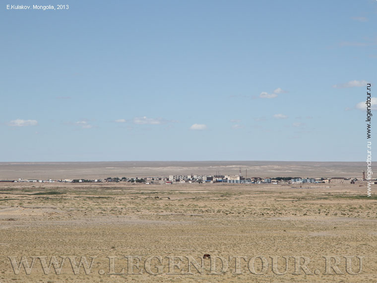 Вид на городок с юга. Зуунбаян (Дзуунбаян, Дзун-Баян). Восточно-Гобийский (Дорнговь) аймак Монголии. Фото Е.Кулакова, 2013 год.