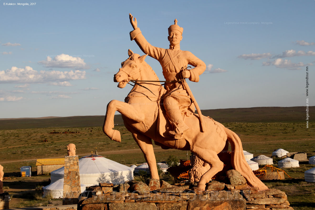 Фотография. Памятник Сухэ-Батору. Буддийский монастырь Дэлгирийн Чойрын хийд. Дундговь аймак Монголии.