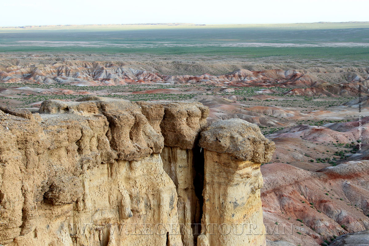 Фотография. Глиняные обрывы Цагаан Суваргаа. Дундговь аймак Монголии. 2015 г.