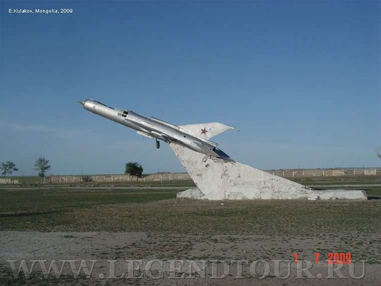 Фотография. МИГ-21 на постаменте. Фото Е.Кулакова, 2009 год.