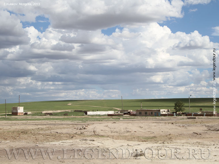 Фотография. С левой стороны пост ВАИ. Какие-то строения танкового полка. Фото Е.Кулакова, 2013 год.