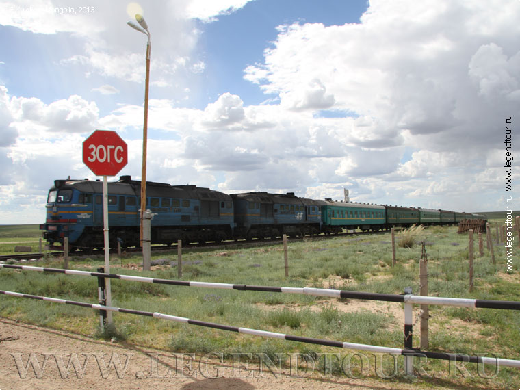 Фотография. Железнодорожный переезд. Пропускаем местный поезд. Фото Е.Кулакова, 2013 год.