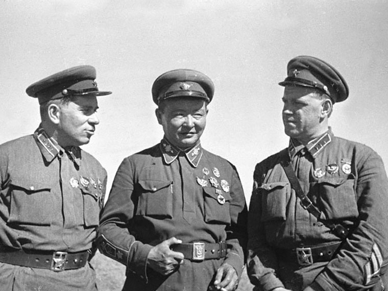 Фотография. Комкор Г.К.Жуков, маршал МНР Х.Чойбалсан, командарм 2 ранга Г.М.Штерн (справа налево) в районе боевых действий. Халхин-Гол, 1939 год.
