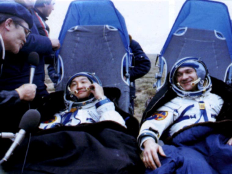 Pictures. Jugderdemidiin Gurragchaa. The first Mongolian in space.Mongolian Air Force.