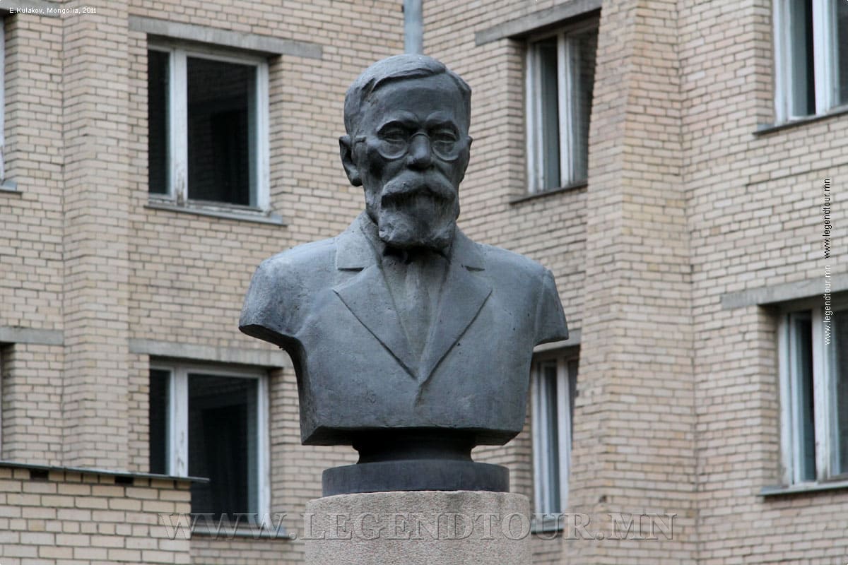 Фотография. Улан-Батор. Третья городская больница имени Шастина. Обелиск русскому врачу Шастину Павлу Николаевичу.