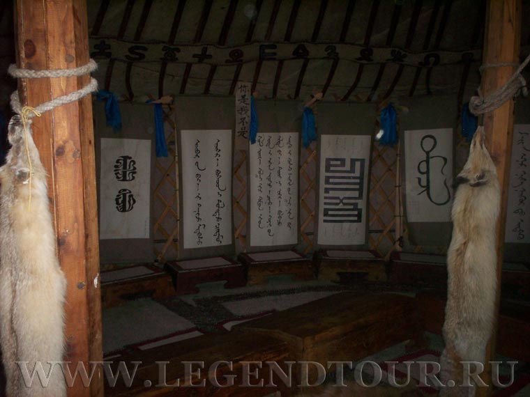 Фотография. Старомонгольская письменность. Образовательный лагерь. Туристический комплекс Монголия 13 века.