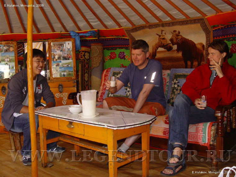 Фотография. Монгольская юрта. В гостях у скотоводов.