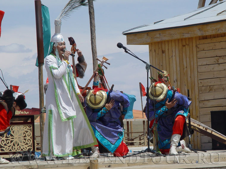 Фотография. Монгольские национальные танцы.