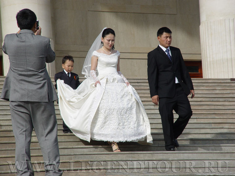 Фотография. Современная монгольская свадьба в Улан-Баторе. Площадь Сухэбатора.