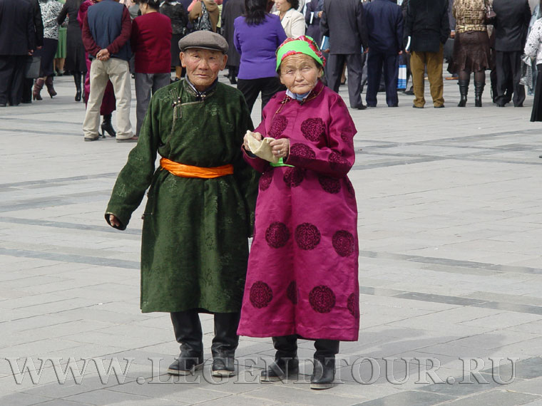 Фотография. Монгольская национальная одежда, хадак, гутулы, монгольское дели.
