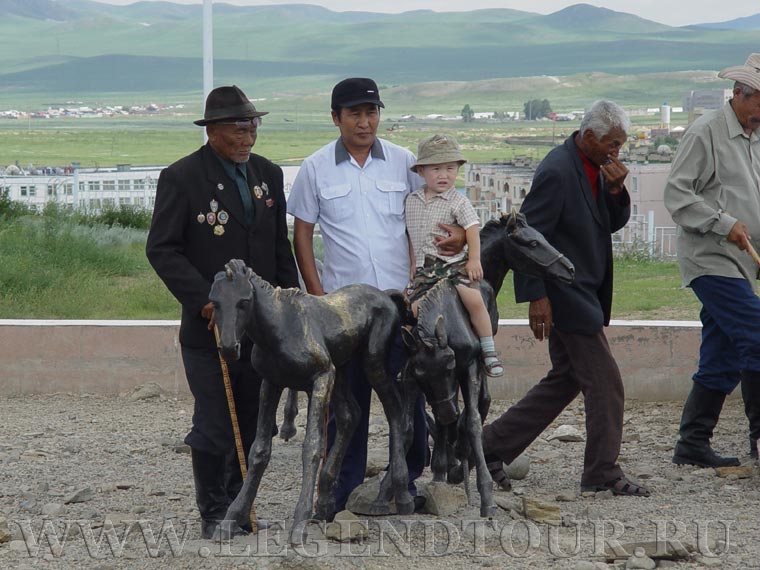 Фотография. Монгольская семья. Город Дархан.