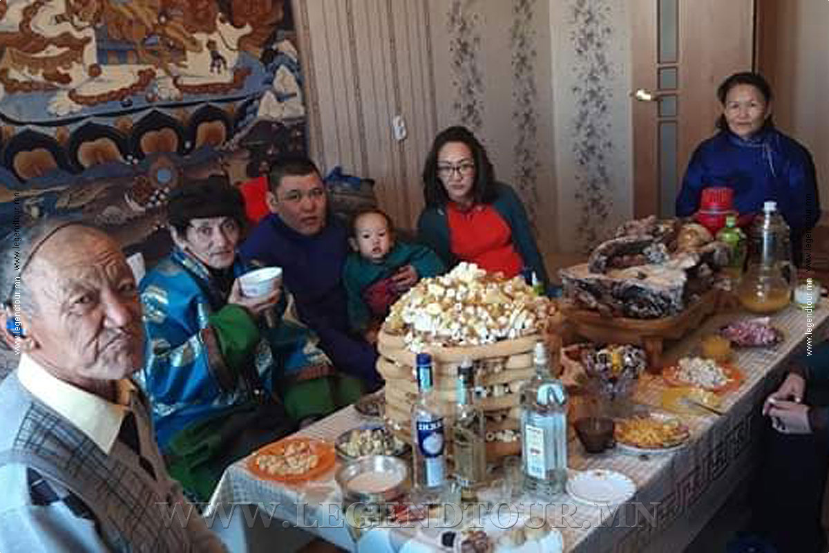Фотография. Празднование Цаган Сар (монг. Цагаан сар). Встреча родственников.
