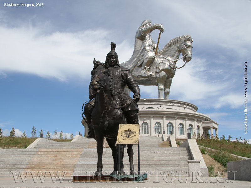 Фотография. Статуя монгольского воина, установленная около статуи Чингисхана в пригороде Улан-Батора. Монголия.