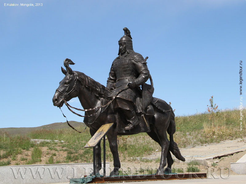 Фотография. Статуя монгольского воина, установленная около статуи Чингисхана в пригороде Улан-Батора. Монголия. 2013 год