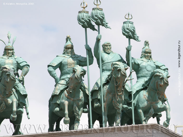 Фотография. Статуя Чингисхана. Пригород Улан-Батора. Центральный аймак Монголии.