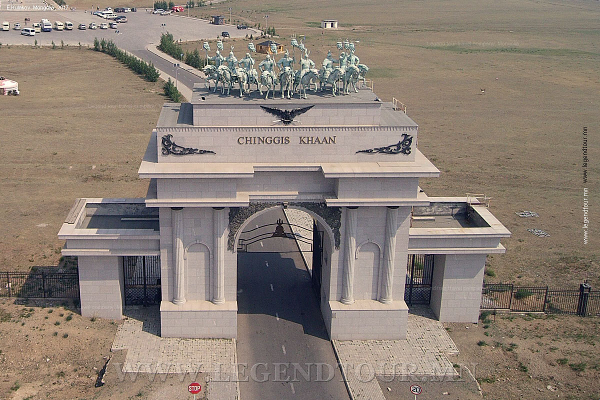 Фотография. Статуя Чингисхана в Цонжин-Болдог. Монголия. Дрон Yuneec Typhoon H.
