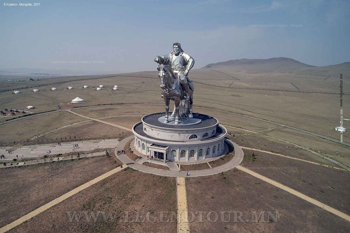 Фотография. Статуя Чингисхана. Пригород Улан-Батора. Центральный аймак Монголии. 2017 год.