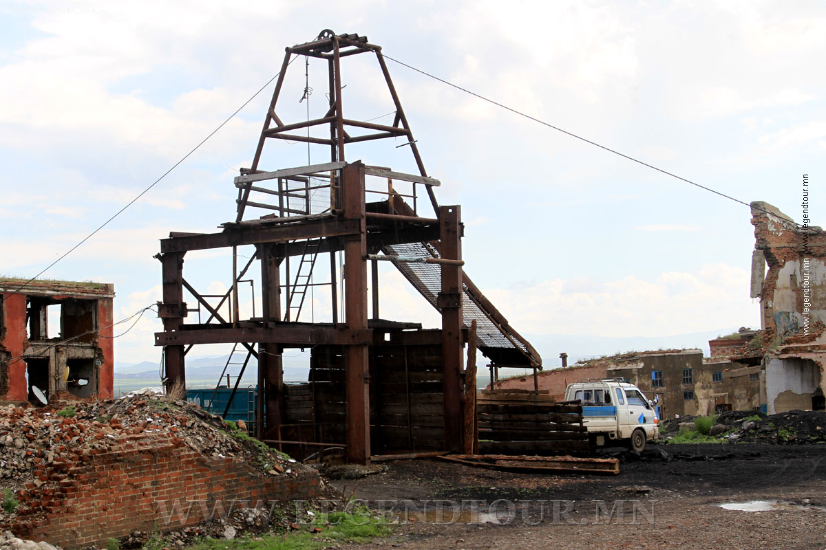 Фотография. Разрушенная шахта по добыче каменного угля. Налайх. Монголия.