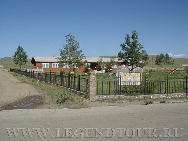 Фотография. Сразу за бывшим КПП (ныне магазин), слева скорее детский сад. Военный городок. Налайх. Монголия.