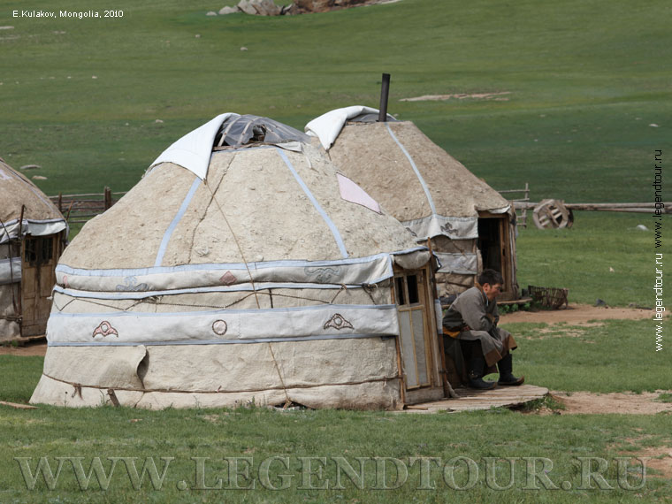 Фотография. Монгольская юрта небогатых скотоводов.