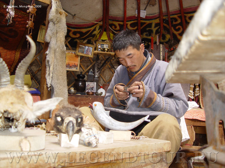 Фотография. Монгольская юрта. Ремесленник в юрте.