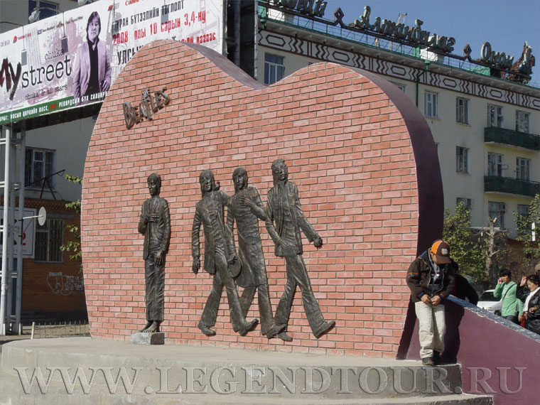 Фотография. Памятник группе Битлз (Beatles monument in Ulaanbaatar).