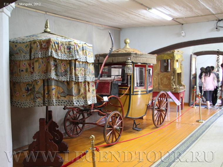 Фотография. Парадная карета Богдо Хана. Дворец музей Богдо Хана в Улан-Баторе.