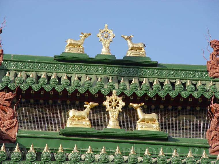 Фотография. Украшения Святых ворот. Главный вход в дворец Богдо Хана в Улан-Баторе. Фото Е.Кулакова, 2007 год.