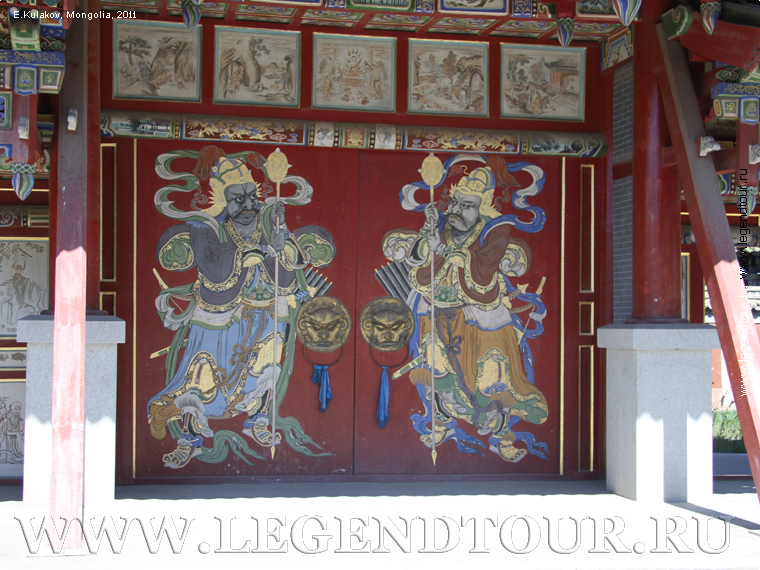 Фотография. Центральные створки Святых ворот у входа в дворец музей Богдо Хана в Улан-Баторе. Фото Е.Кулакова, 2011 год.