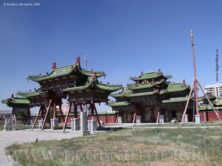 Фотография дворца Богдо Хана в Улан-Баторе. Триумфальные ворота перед главным входом. Фото Е.Кулакова, 2012 год.