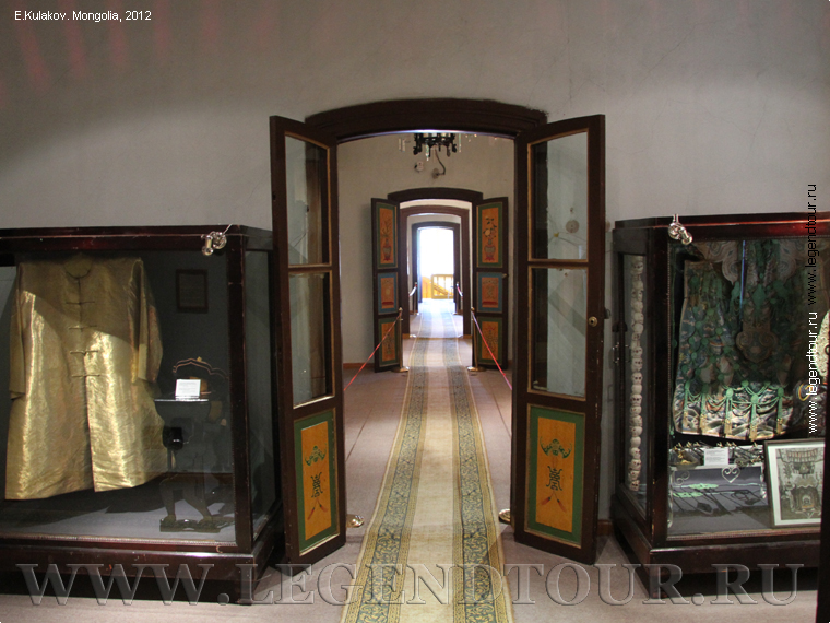 Фотография. Комната с портретами Богдо хана и его супруги Аондогдулам. Фото Е.Кулакова, 2012 год. Дворец музей Богдо Хана в Улан-Баторе.