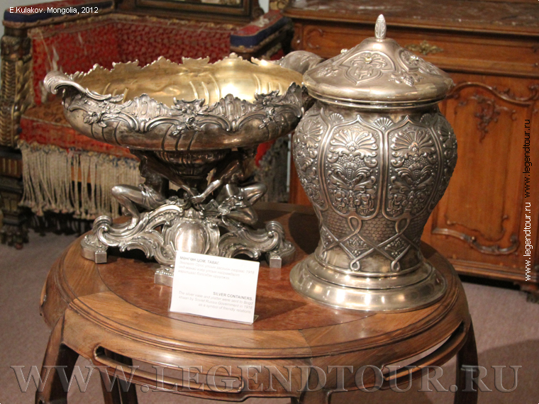 Фотография. Спальня. Серебряные вазы. Дворец музей Богдо Хана