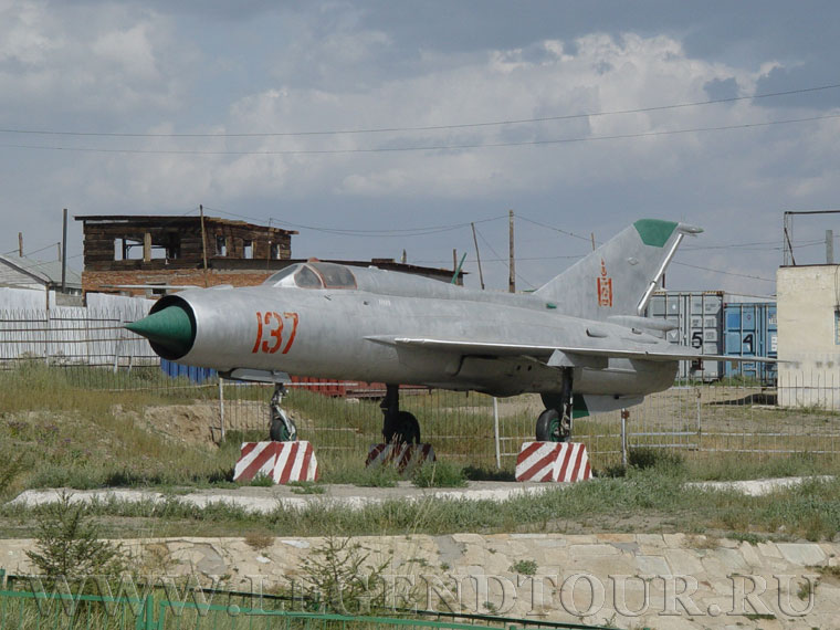 Фотография. Фотография. МИГ-21 на постаменте (бортовой номер 137). Военно-исторический музей Монголии. Фото Е.Кулакова 2011 год.