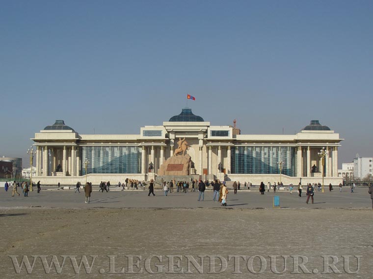 Фотография. Здание правительства Монголии на площади Сухэбатора. 2007 год.