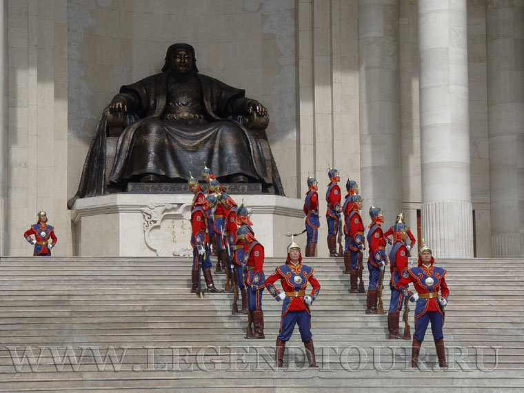 Фотография. Монумент, изображающий сидящего на троне Чингисхана.