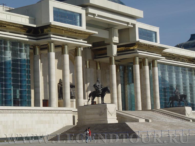 Фотография. Статуи воинов у дома правительства на площади Сухэбатора. Е.Кулаков, 2007 год.
