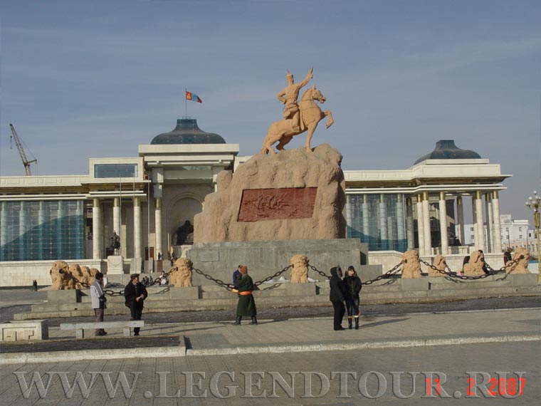 Фотография. Памятник Сухэ-Батору. Площадь Сухэбатора. Улан-Батор.