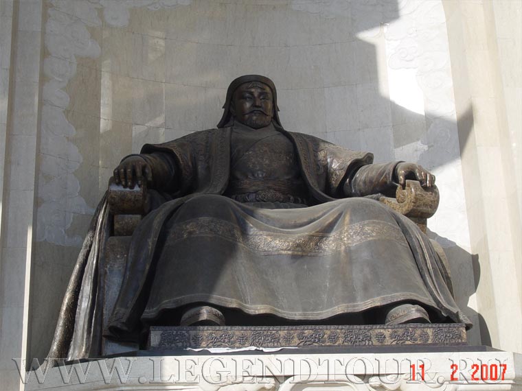 Фотография. Памятник Чингисхану. Монумент, изображающий сидящего Чингисхана является центром галереи национальной истории, служащую фасадом для Дворца государственного церемониала и почета, входящего в парламентский комплекс на площади Сухэ-Батора.