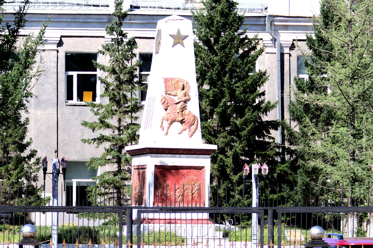 Фотография. Памятник Д.Сухэбатору, работы советского скульптора К. Померанцева. В настоящее время установлен в сквере перед Министерством обороны Монголии.