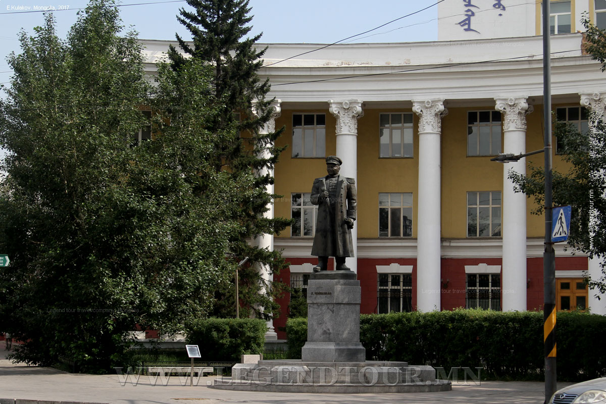 Фотография. Памятник маршалу X. Чойбалсану (скульптор С. Чоймбол) после реставрации. (Фото Е.Кулаков, 2011 год).