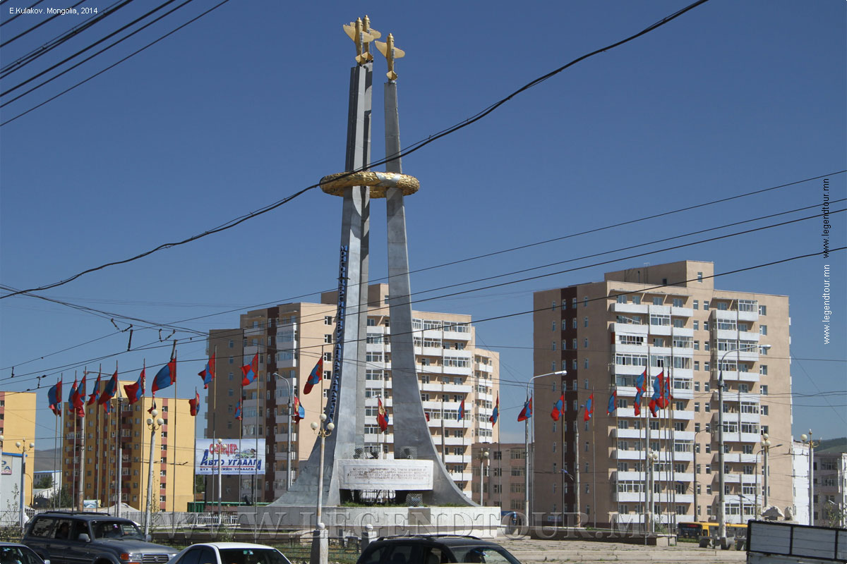 Фотография. Памятник авиаэкадрилье "Монгольский арат" в Улан-Баторе.
